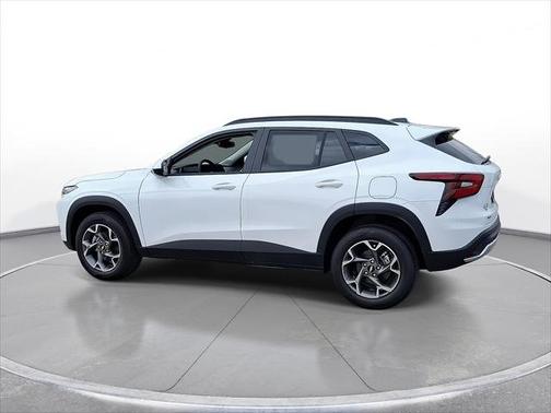 Summit White 2026 Chevrolet Trax FWD 4dr LT