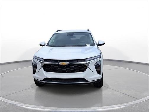 Summit White 2026 Chevrolet Trax FWD 4dr LT