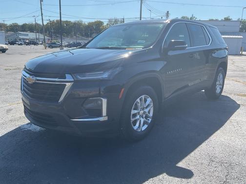 Mosaic Black Metallic 2023 Chevrolet Traverse FWD 4dr LS w/1LS