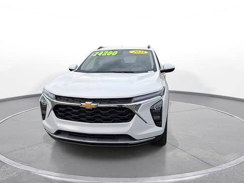 Summit White 2025 Chevrolet Trax FWD 4dr LT