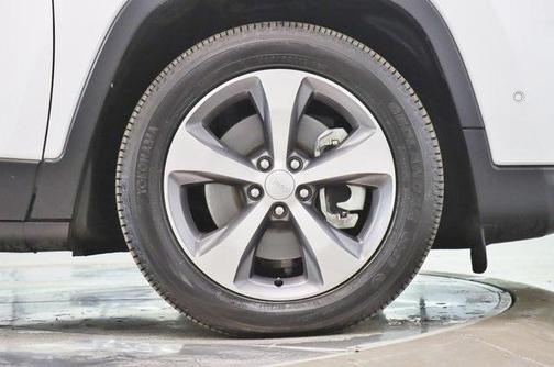 Photo 5 of 25 of 2021 Jeep Cherokee Limited
