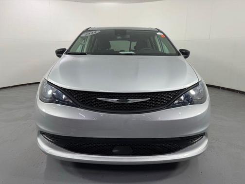 2024 Chrysler Voyager LX