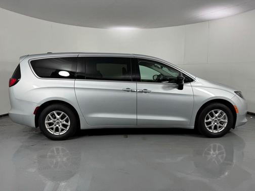 2024 Chrysler Voyager LX