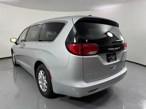 Silver Mist Clearcoat 2024 Chrysler Voyager LX