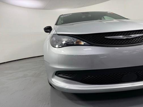 2024 Chrysler Voyager LX