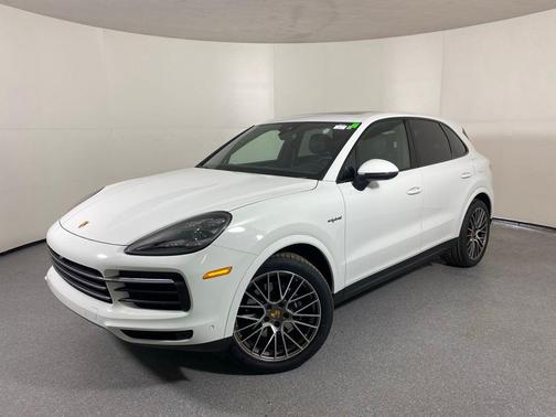 Carrara White Metallic 2022 Porsche Cayenne Cayenne E-Hybrid Platinum Edition