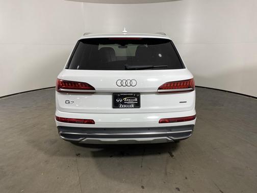 2024 Audi Q7 45 Premium Plus