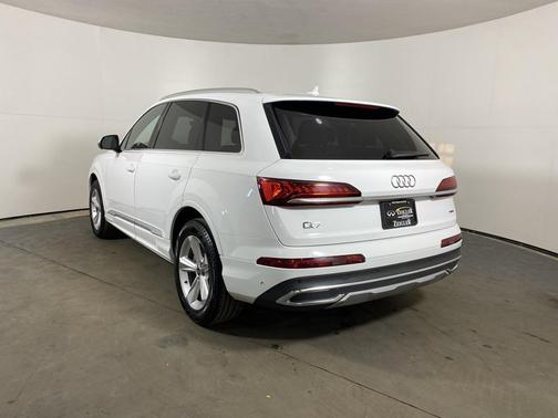 2024 Audi Q7 45 Premium Plus