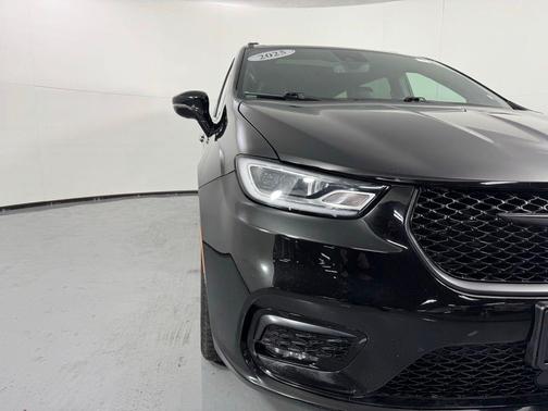 Diamond Black Crystal Pearlcoat 2025 Chrysler Pacifica Limited