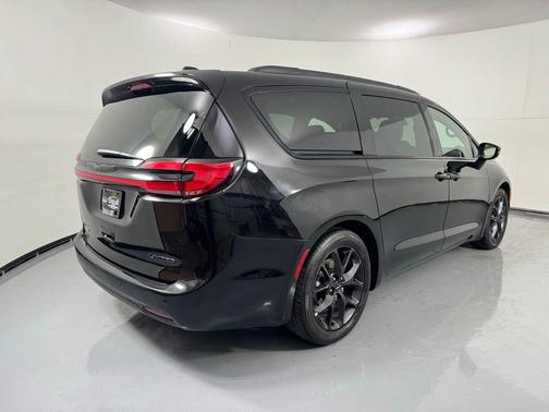 Diamond Black Crystal Pearlcoat 2025 Chrysler Pacifica Limited