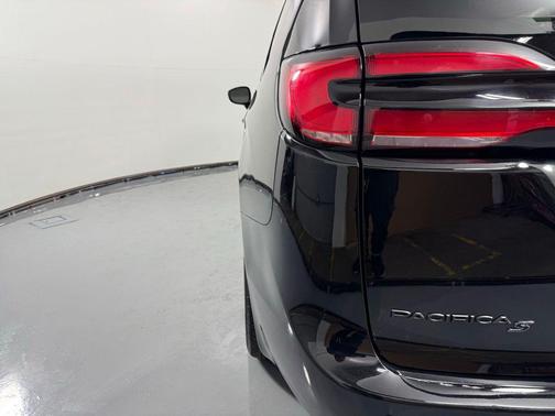 Diamond Black Crystal Pearlcoat 2025 Chrysler Pacifica Limited