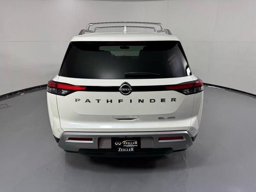 2023 Nissan Pathfinder SL 4WD
