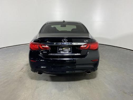 2017 INFINITI Q70 3.7X