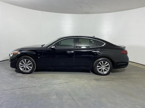 2017 INFINITI Q70 3.7X