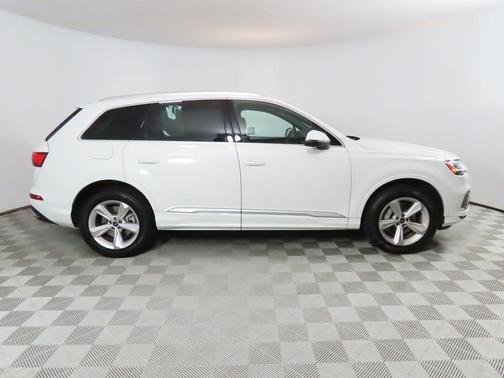 2023 Audi Q7 45 Premium Plus