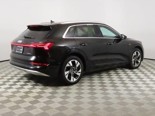 2022 Audi e-tron Premium Plus