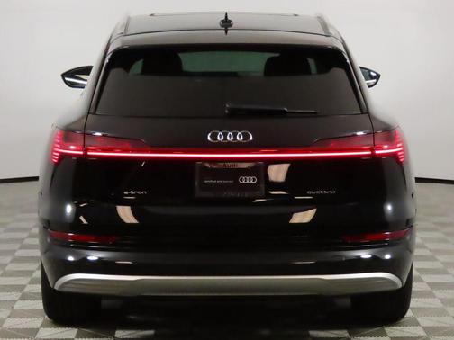 2022 Audi e-tron Premium Plus