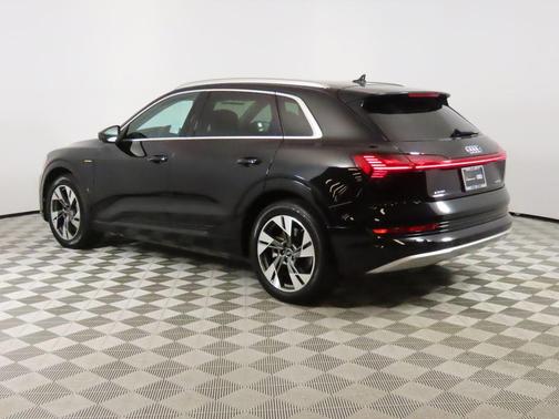 2022 Audi e-tron Premium Plus