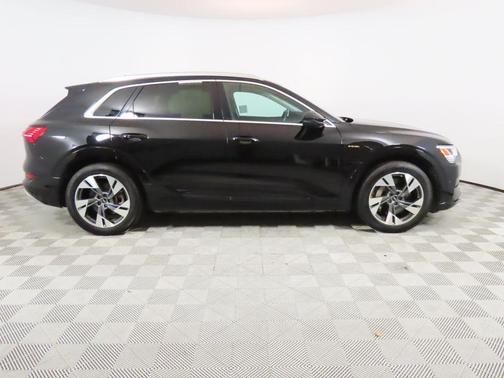 2022 Audi e-tron Premium Plus