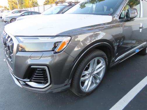 2025 Audi Q7 55 Premium Plus