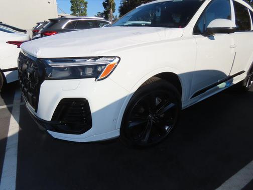 2025 Audi Q7 55 Premium Plus