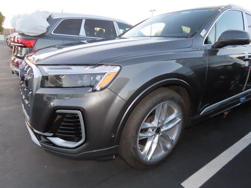 2025 Audi Q7 55 Premium Plus