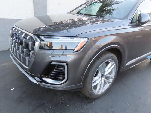 2025 Audi Q7 55 Premium Plus