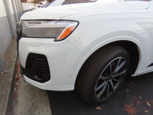 2025 Audi Q7 45 Premium Plus
