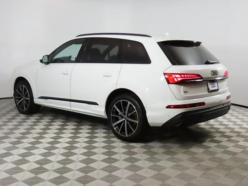2025 Audi Q7 45 Premium Plus