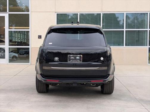 2025 Land Rover Range Rover P615 SV