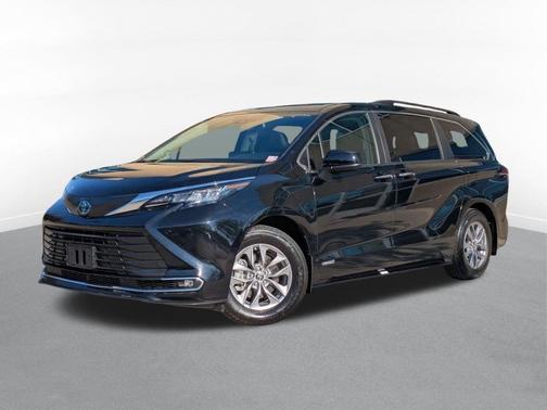 2021 Toyota Sienna XLE 8 Passenger