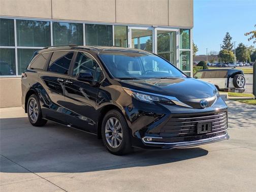 2021 Toyota Sienna XLE 8 Passenger
