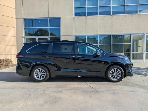 2021 Toyota Sienna XLE 8 Passenger