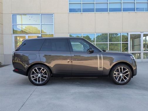 2025 Land Rover Range Rover P550e SE