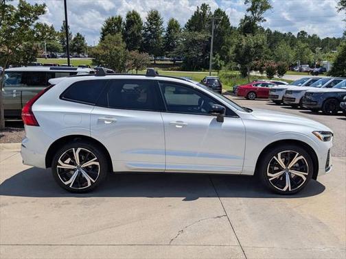 2023 Volvo XC60 B5 Ultimate Dark Theme