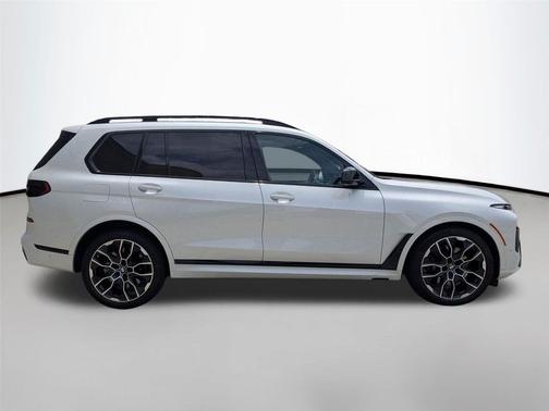 Mineral White Metallic 2024 BMW X7 M60i