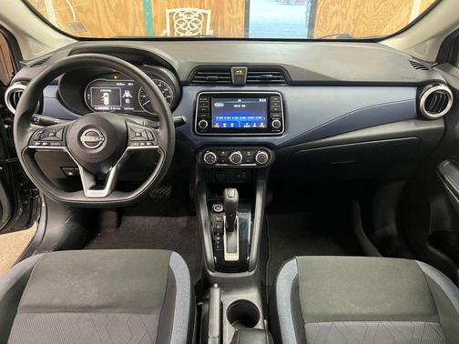 Gun Metallic 2024 Nissan Versa 1.6 SV