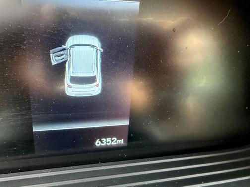 Lunar White w/Black Roof 2025 Hyundai VENUE Limited