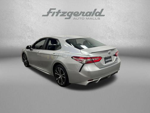 Celestial Silver Metallic 2018 Toyota Camry SE