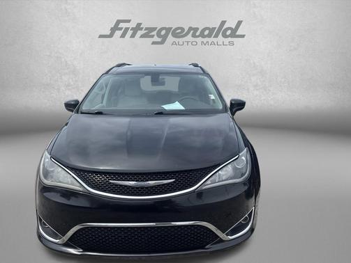 Brilliant Black Crystal Pearlcoat 2017 Chrysler Pacifica Touring-L Plus