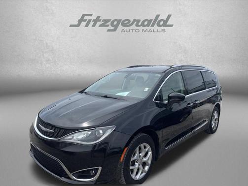 Brilliant Black Crystal Pearlcoat 2017 Chrysler Pacifica Touring-L Plus