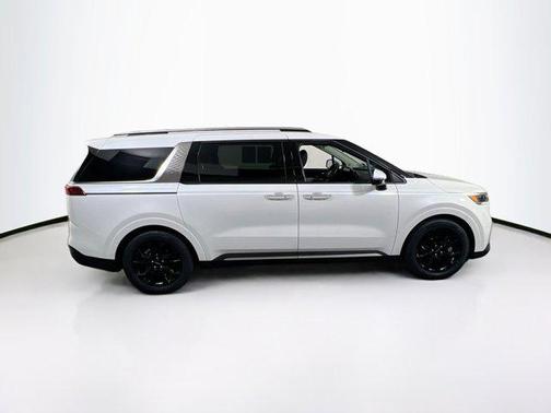 Snow White Pearl 2024 Kia Carnival SX