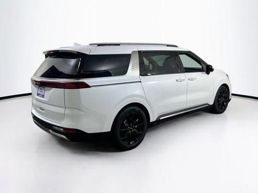 Snow White Pearl 2024 Kia Carnival SX