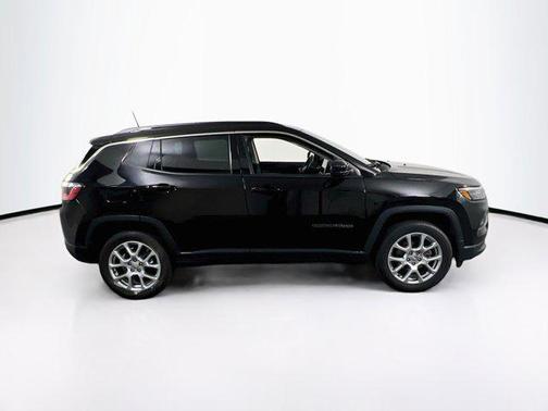 Diamond Black Crystal Pearlcoat 2022 Jeep Compass Latitude Lux