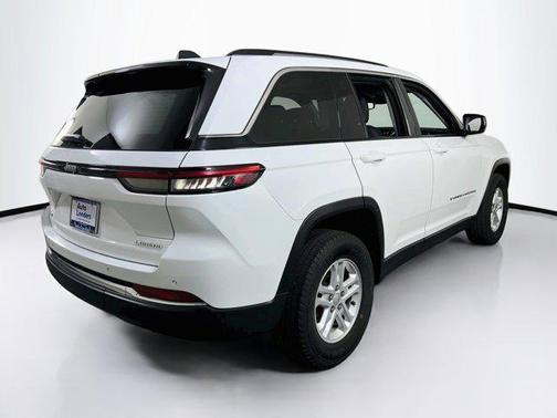 Bright White Clearcoat 2023 Jeep Grand Cherokee Laredo
