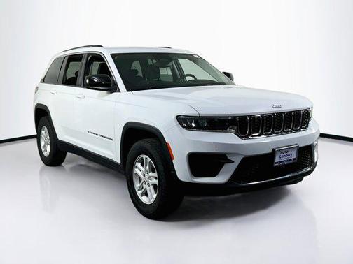 Bright White Clearcoat 2023 Jeep Grand Cherokee Laredo
