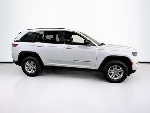 Bright White Clearcoat 2023 Jeep Grand Cherokee Laredo