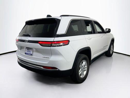 Bright White Clearcoat 2023 Jeep Grand Cherokee Laredo
