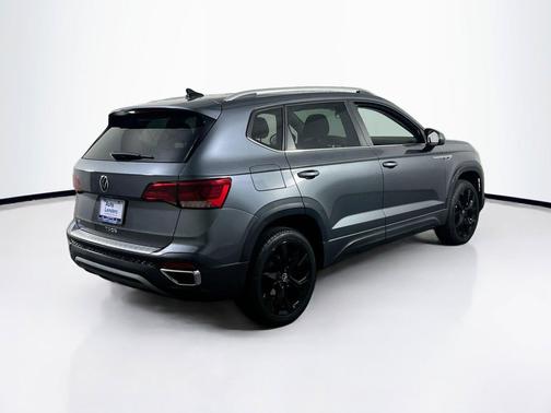 Platinum Gray Metallic 2022 Volkswagen Taos 1.5T SE