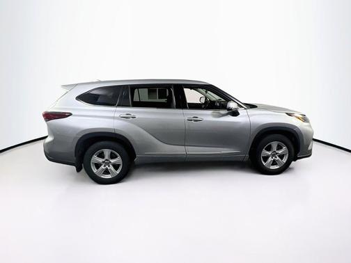 Celestial Silver Metallic 2021 Toyota Highlander LE